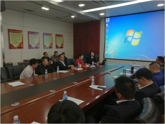 保山移动综合部总司理李梅（前排右一）在培训会上讲话。。