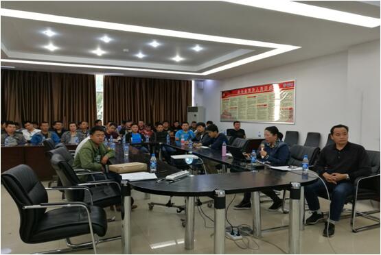 988pay钱包办公室主任宋洋（右二）在清静培训会上宣贯988pay钱包公司车辆治理制度和清静执律例则。。。