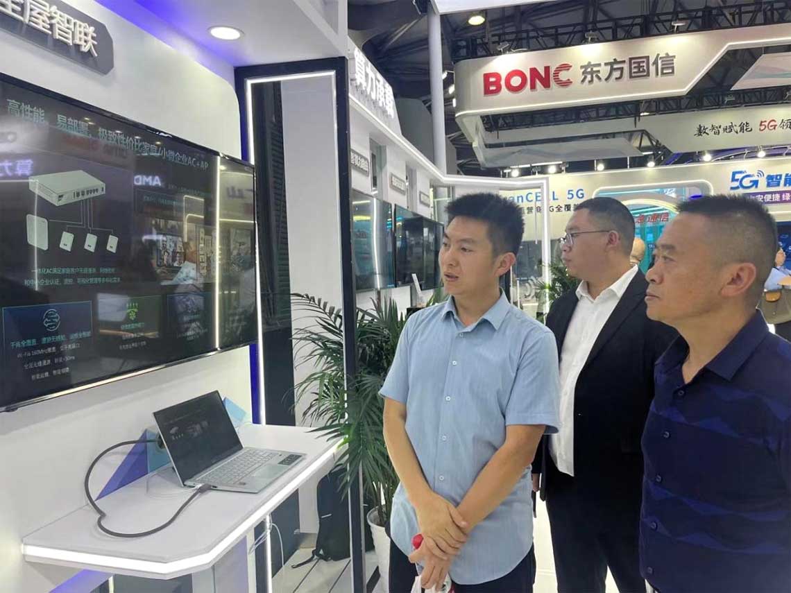 旅行全屋智联展区，陈光平举行介绍